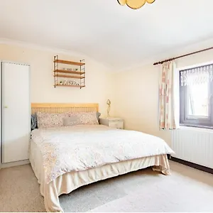 spacious-homey-room-5-mins-from-elizabeth-line.cambridgehotelsuk.com/